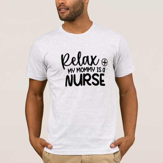 Camiseta Relájate, mi mamá es enfermera. (Anverso)