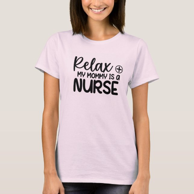 Camiseta Relájate, mi mamá es enfermera. (Anverso)