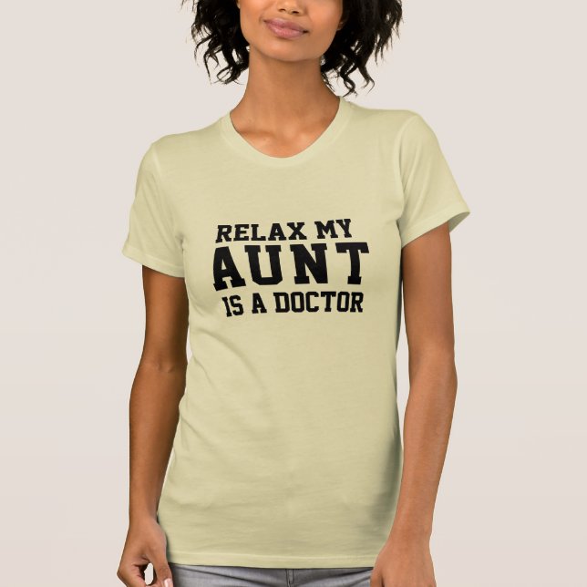 Camiseta Relájate, Mi Tía Es Médico. (Anverso)