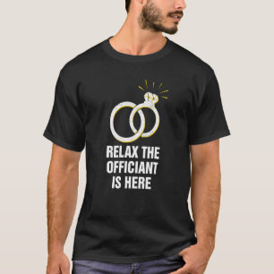 Camiseta Relájese El Funcionario Está Aquí Boda Sacerdote O