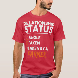 Camiseta Relationship Status Taken By A Farmer Funny Sarcas
