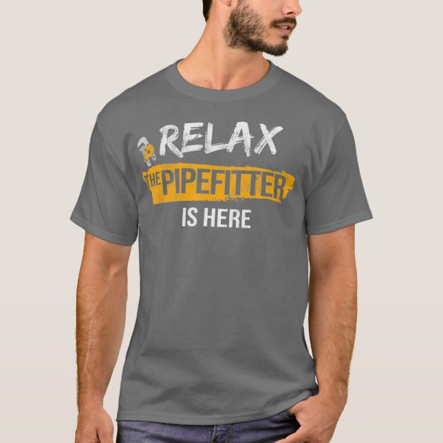 Camiseta Relax Pipefitter está aquí Pipefit Plumbing (Anverso)