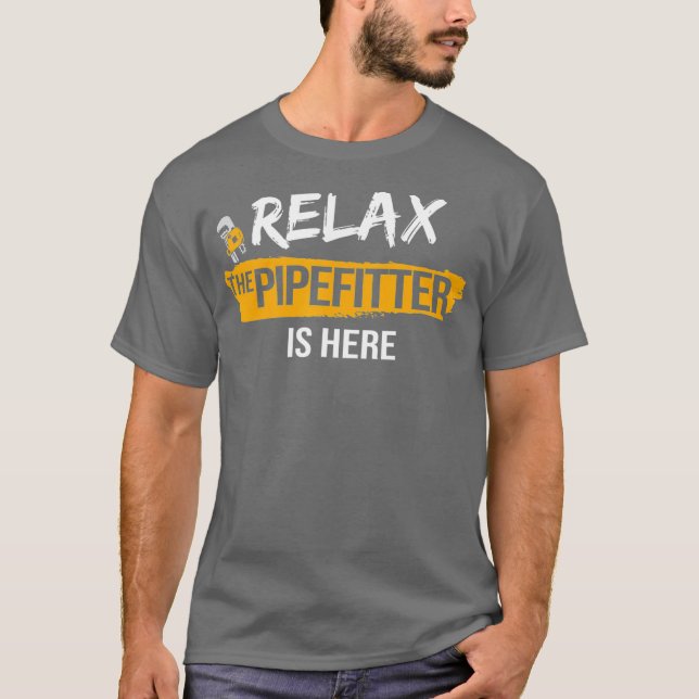 Camiseta Relax Pipefitter está aquí Pipefit Plumbing (Anverso)