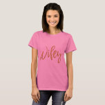 Camiseta Relieve metalizado dorado de inteligencia y camise<br><div class="desc">La tipografía del Relieve metalizado dorado de peluche y la camiseta rosada para que un recién casado se ponga en su luna de miel.</div>