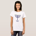 Camiseta Relieve metalizado moderno de Faux Oro de la Marin<br><div class="desc">Diseño moderno Minimal Menorah impreso en la marina y en oro. La candelabra es un diseño minimalista sencillo de azul marino con finas puntas de llama redondeadas de Relieve metalizado. Esta es una Menorah de siete ramas. Relieve metalizado moderno de Faux Oro de la Marina de Menora</div>