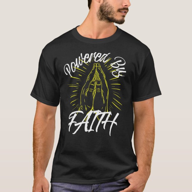 Camiseta Religiosa Powered Faith Christian Rezando Manos (Anverso)