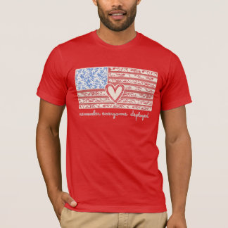 Camiseta Remember Everyone Deployed T-Shirt