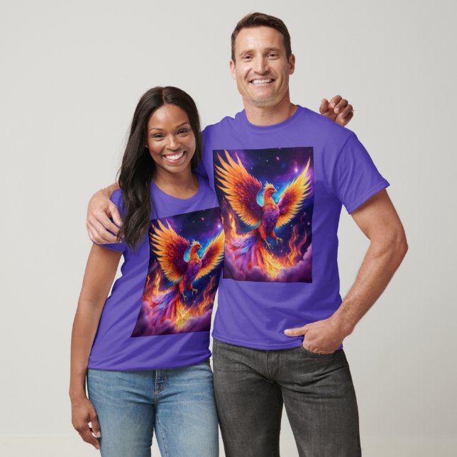 Camiseta Renacimiento etéreo: Fénix arcoiris en llama viole (Unisexo)