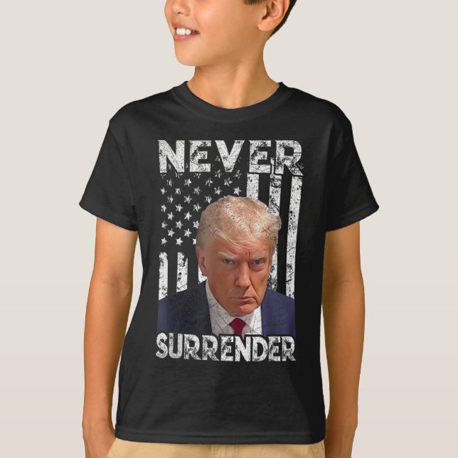 Camiseta Renuncia a Trump Mug Shot 2024 Bandera estadounide (Anverso)
