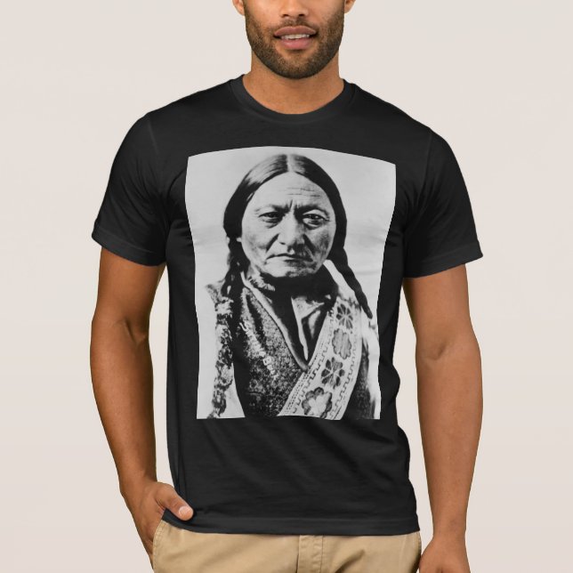 Camiseta Renuncia el Jefe de Lakota: Sentando el Fuerte Bul (Anverso)