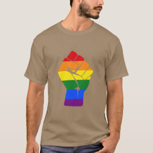 Camiseta #Resistimos el arcoiris LGBT levantado protesta