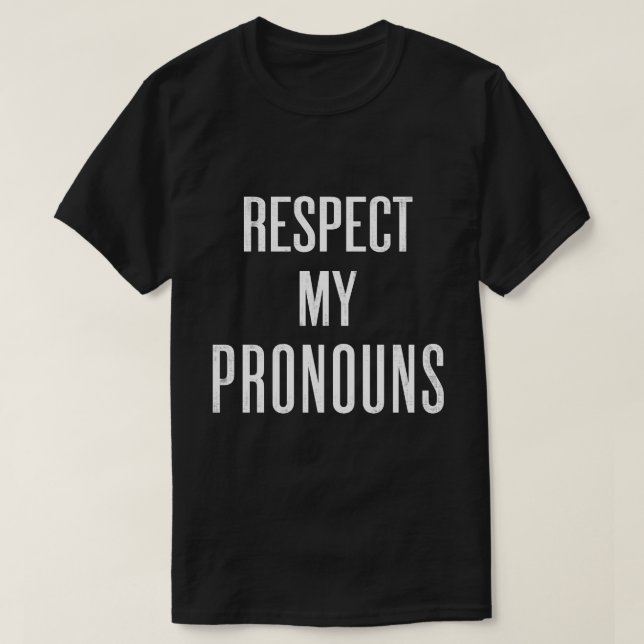 Camiseta "Respeto a mis Pronouns" (OSCURO) (Diseño del anverso)