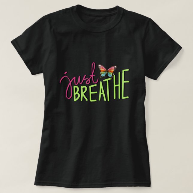 Camiseta Respira con mariposa arcoiris (Diseño del anverso)