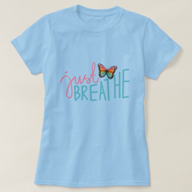 Camiseta Respira con mariposa arcoiris (Diseño del anverso)