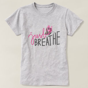 Camiseta Respira con mariposa rosa y gris