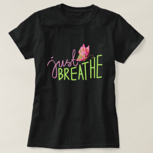 Camiseta Respira con mariposa rosa y verde