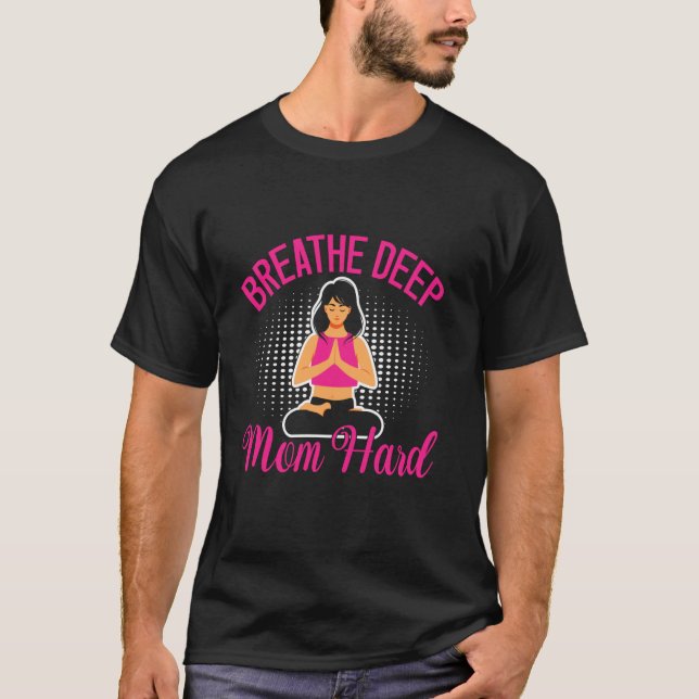 Camiseta Respira Profundo Mamá Yoga Duro Mamá (Anverso)