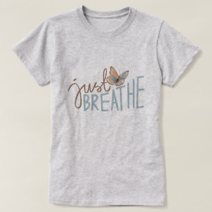 Camiseta Respira solamente con mariposa azul