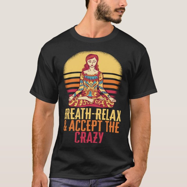 Camiseta Respire Relájese Aceptando El Loco Yoga Meditate I (Anverso)