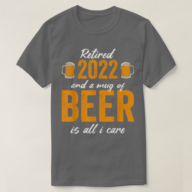 Camiseta Retired 2022 And A Mug Of Beer Is All I Care  (Diseño del anverso)