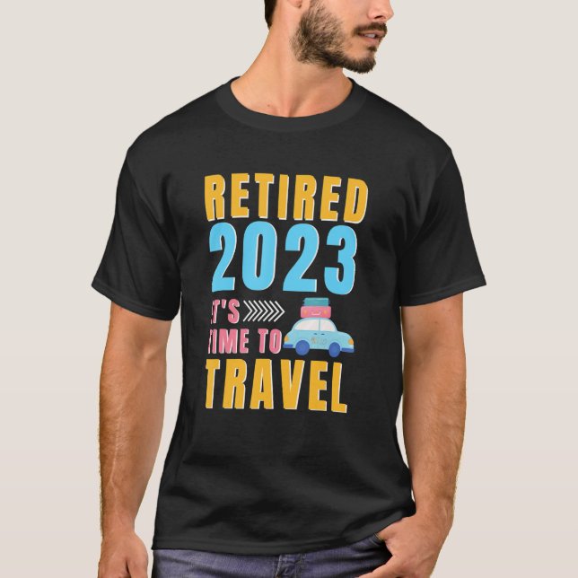 Camiseta Retired 2023 It' s Time to Travel Retirement and T (Anverso)