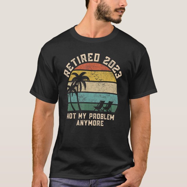 Camiseta Retired 2023 Not My Problem Anymore Teacher Retro  (Anverso)