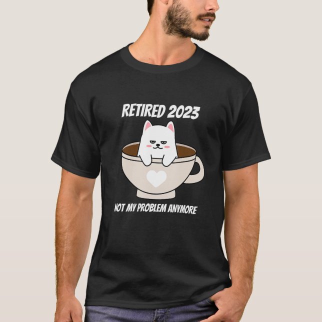 Camiseta Retired 2023 Retirement Lazy Cat and Coffee (Anverso)