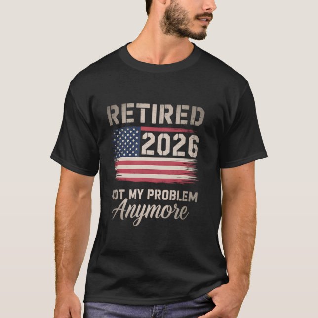 Camiseta Retired 2026 Not My Problem Anymore USA Flag Retir (Anverso)