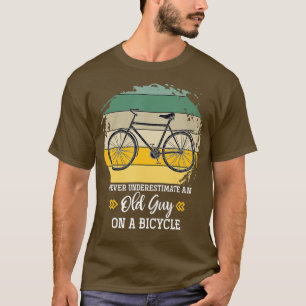 Camiseta Retired Cyclist Never Underestimate An Old Guy On 