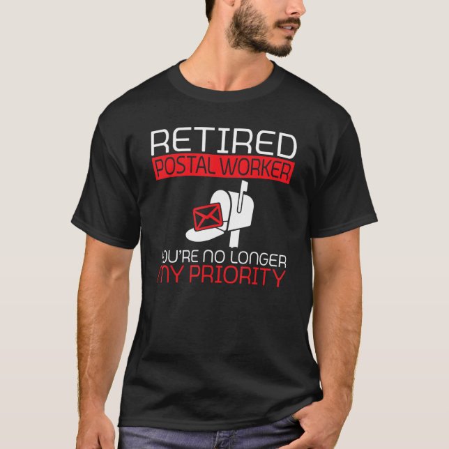 Camiseta Retired Postal Worker you are no longer priority M (Anverso)