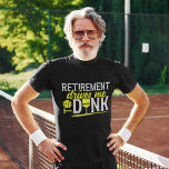 Camiseta Retirement Drives me to Dink Funny Pickleball<br><div class="desc">lindo diseño para todos los amantes del pickleball con tipografia estilo vintage en colores verde y blanco con la frase "retirement drives me ti dink" ideal para padres, abuelos, madres o abuelas amantes del pickleball se puede regalar en cumpleaños, aniversarios, navidades o en cualquier ocasion, No lo piense y adquiera...</div>