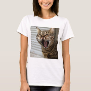 Camiseta Retrato artístico del bostezo del gato de Tabby