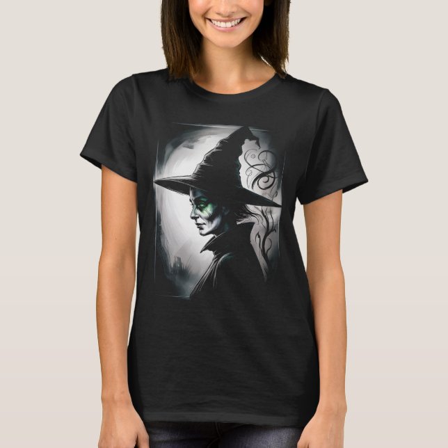 Camiseta Retrato de Bruja Dark Fantasy Ojos Verdes Plateado (Anverso)