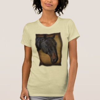 Camiseta Retrato de caballo negro sobre el efecto pergamino