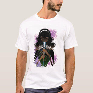 Camiseta Retrato de la mujer que sostiene el micrófono