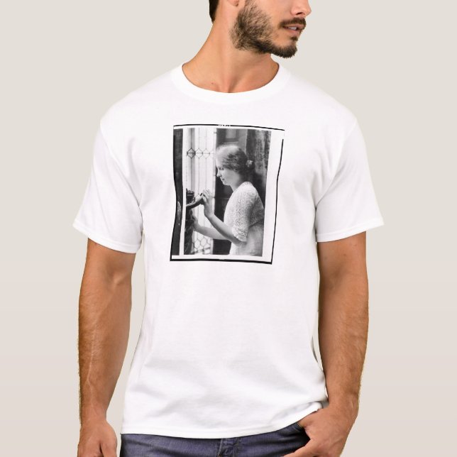 Camiseta Retrato de las plantas de riego de Helen Keller (Anverso)