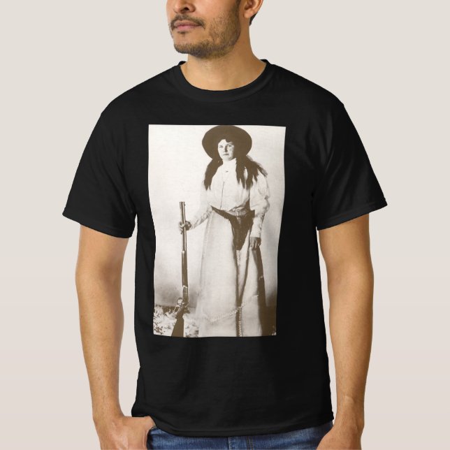 Camiseta Retrato fotográfico de una niña portando un rifle, (Anverso)