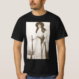 Camiseta Retrato fotográfico de una vaquera sosteniendo un 