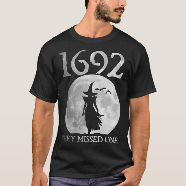 Camiseta Retro 1692 Se Perdieron Un Salmo De Brujas 1692 Ha (Anverso)