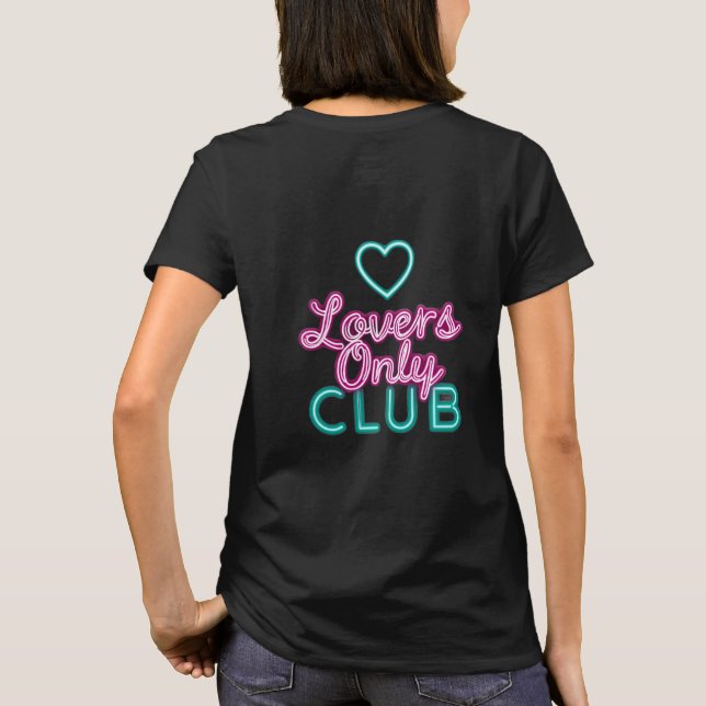 Camiseta Retro 80s Neon Lovers Only Club Aesthetic Heart  (Reverso)