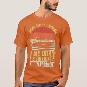 Camiseta Retro A Veces Me Pregunto Si Mi Barco Está Pensand
