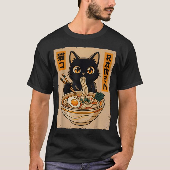 Camiseta Retro Anime Kawaii Black Cat Eating Ramen Noodles  (Anverso)
