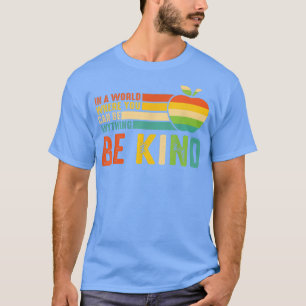 Camiseta Retro Apple Teacher In A World You Can Be Anything