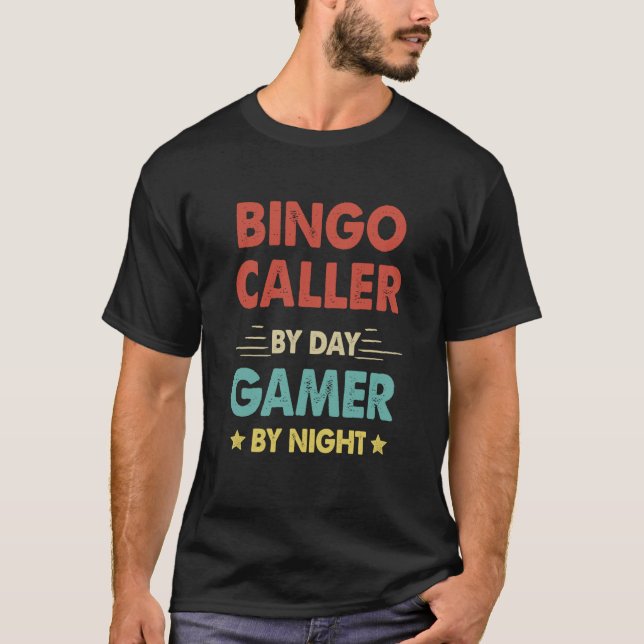 Camiseta Retro Bingo Caller By Day Gamer By Night (Anverso)