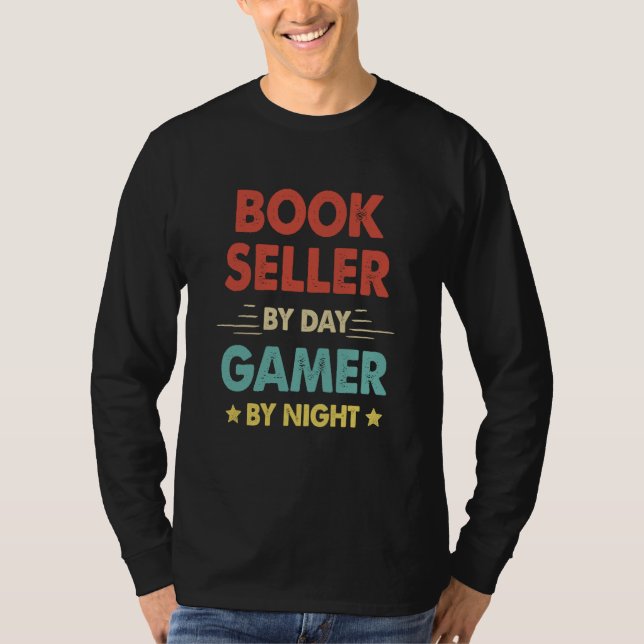 Camiseta Retro Book Seller By Day Gamer By Night (Anverso)
