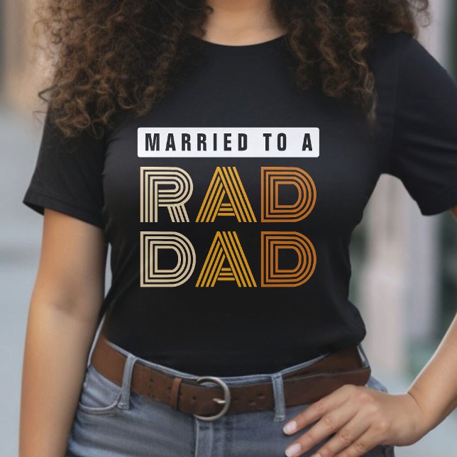 Camiseta Retro casado con un día de padre de esposa de papá (Retro Married to a Rad Dad Wife Father's Day T-Shirt)