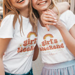 Camiseta Retro Chica Weekend Ubicación Nombre Bachelorette<br><div class="desc">Celebra tu soltera con esta camiseta súper divertida,  que incluye tipografía groselva,  flores de margarita,  fecha personalizado,  ubicación y nombre elegante de caligrafía. Añade fácilmente tus propios detalles haciendo clic en la opción "personalizar".</div>