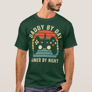 Camiseta Retro Daddy By Day Gamer By Night Gaming Dad Fathe
