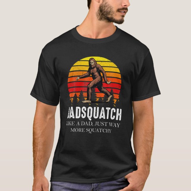 Camiseta Retro Dadsquatch Piscina Cuatchy Sasquatch (Anverso)