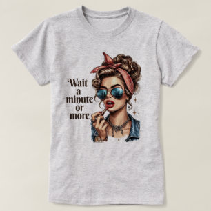 Camiseta Retro de Chica Sassy – Espera un Minuto o
